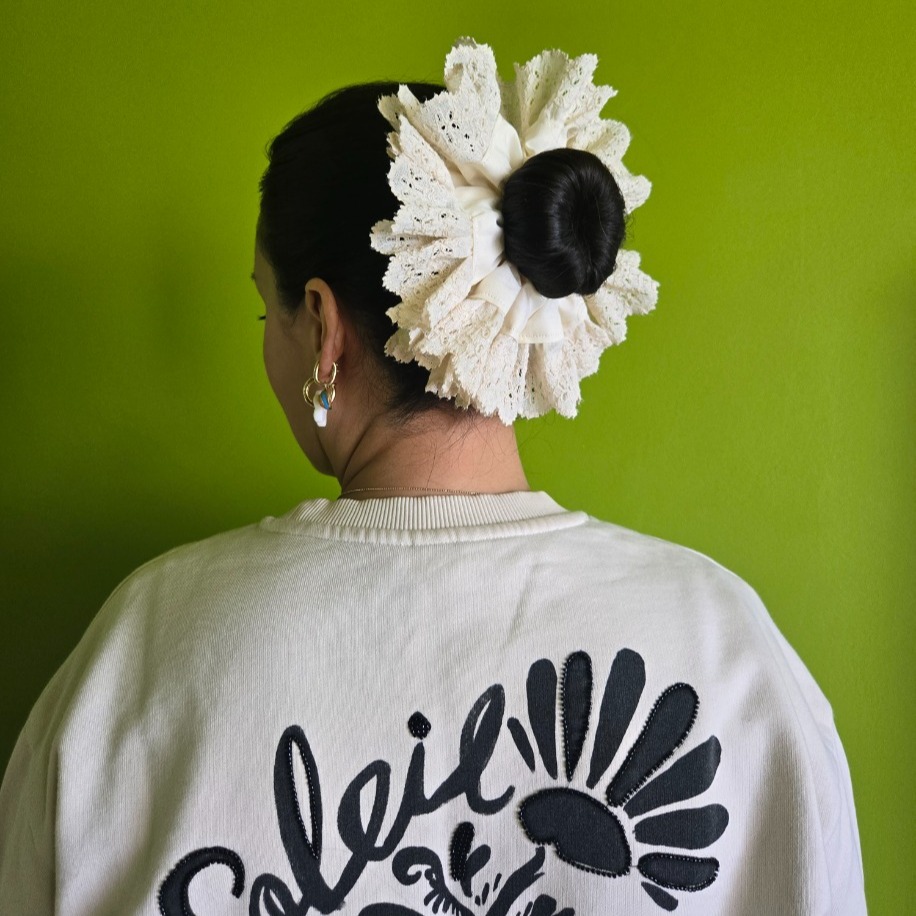 El Yapımı Scrunchie & Toka – Rosyruffle Scrunchie (Beige) - El yapımı tasarım aksesuar ve lüks hediye alternatifi 1 | Rosano Studio