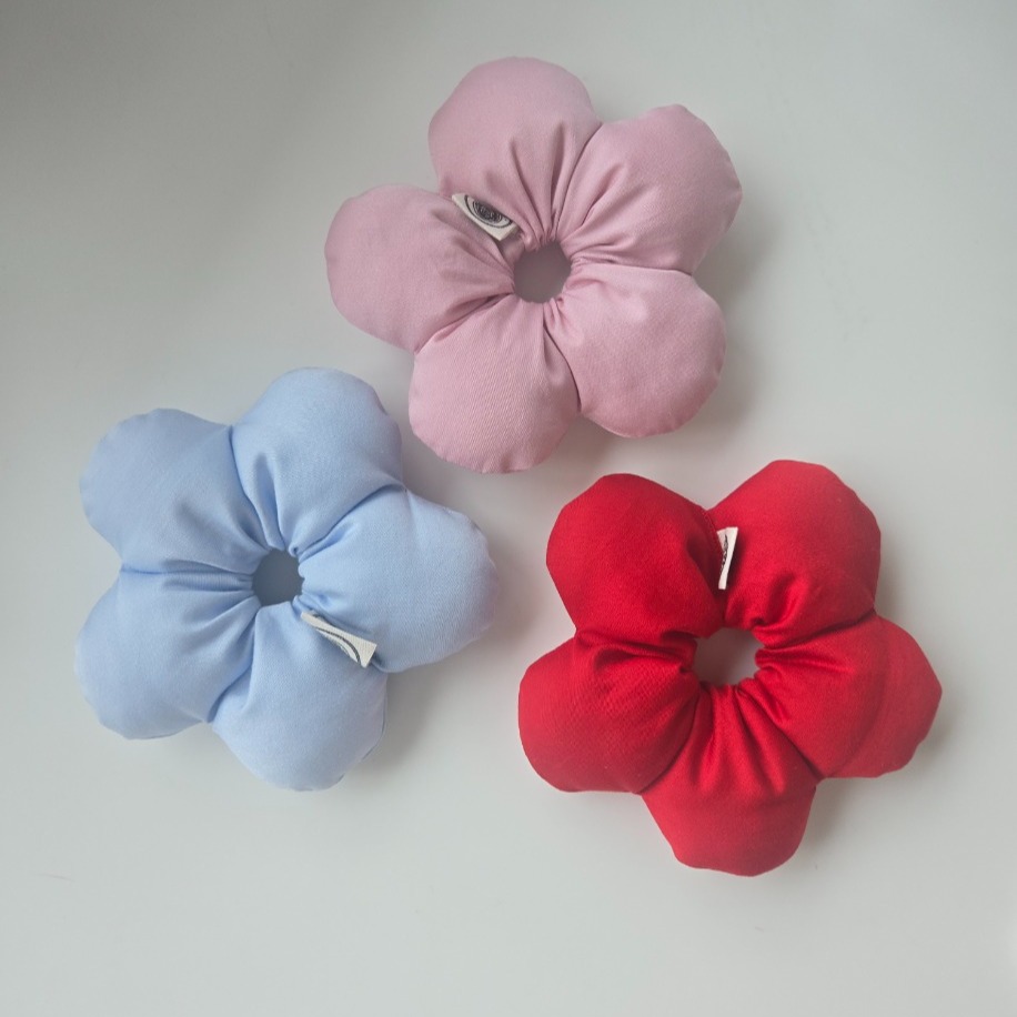 El Yapımı Scrunchie & Toka – Mini Blooming Daisy (Red) - El yapımı tasarım aksesuar ve lüks hediye alternatifi 1 | Rosano Studio