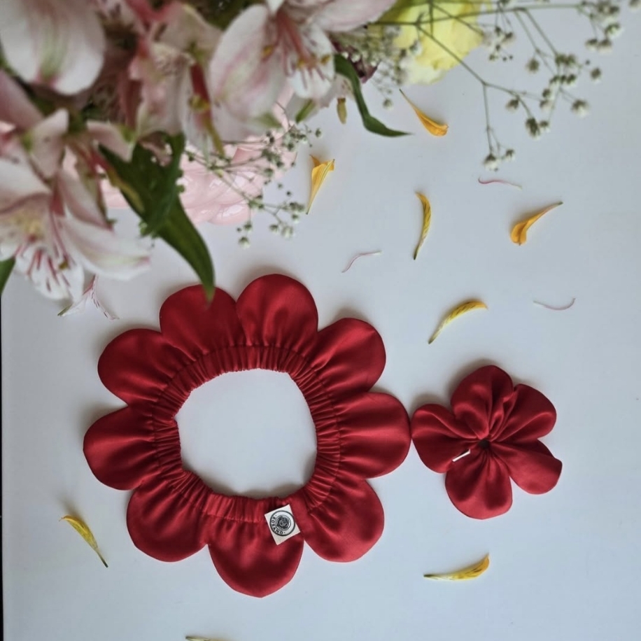 PawBow Flower Dog Collar & Mum Scrunchie Set (Red#1) — Köpek Sahiplerine Hediyeler - El Yapımı Aksesuar | Rosano Studio